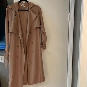 Classic Tan Trench Coat with Long Sleeves and Lapel Collar
